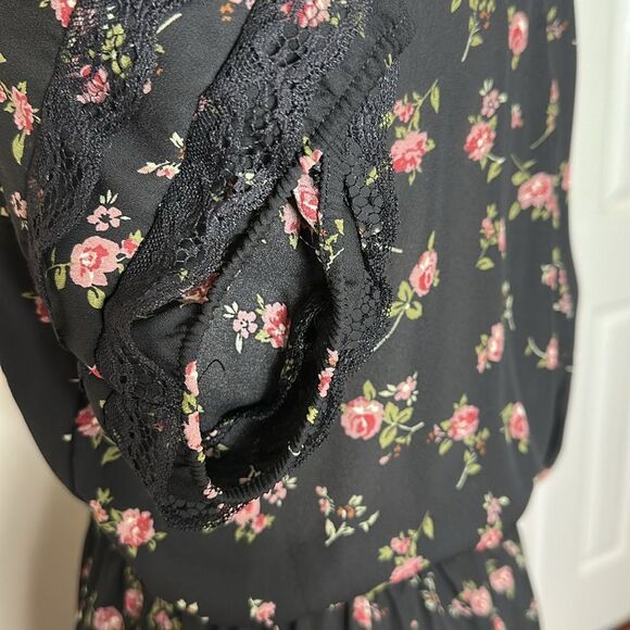 MAX+ASH S Black Gathered Mock Neck Rose Floral Short Sleeve Lace Detail Dress - Picture 8 of 9